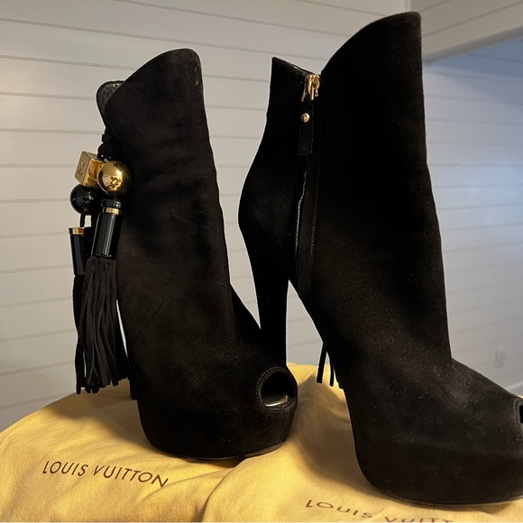 Louie Vuitton black booties very nice and comfortable shoe - Picture 6 of 6